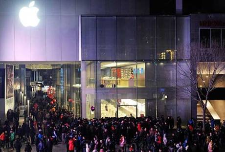 iPhone 4S發售時，北京三里屯蘋果店外徹夜等候的人群